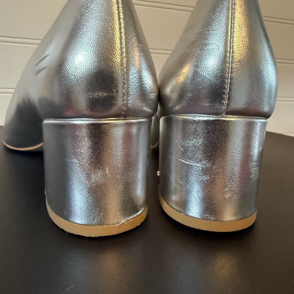 Stuart Weitzman low silver pumps 9.5 - Picture 4 of 7